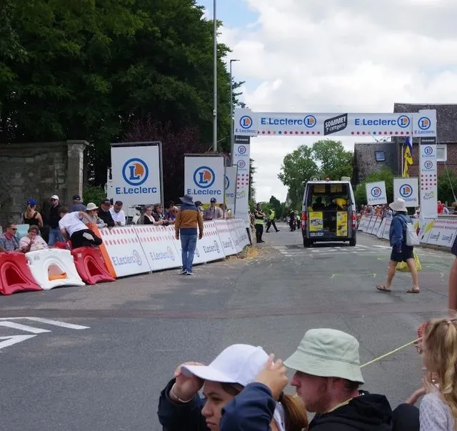 La voiture Shimano précédant l'arrivée des coureurs à Belbeuf