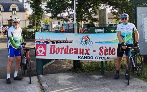 nos 2 cyclistes au  départ de la randonnée Bordeaus-sète