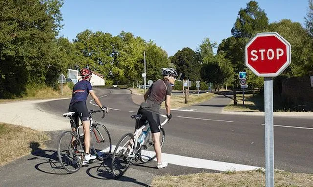 Cyclistes: arretez-vous au stop