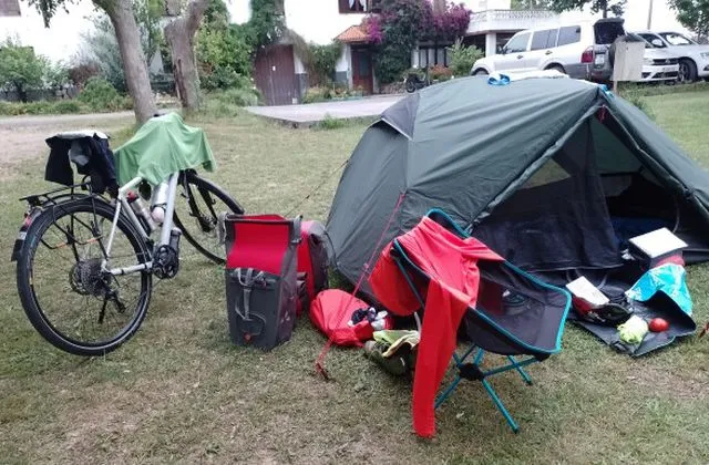Tout le matériel de camping sorti des sacoches