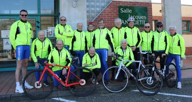 Cyclistes avec le gilet jaune