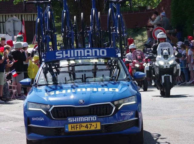 la caravane et les coureurs passent à Belbeuf