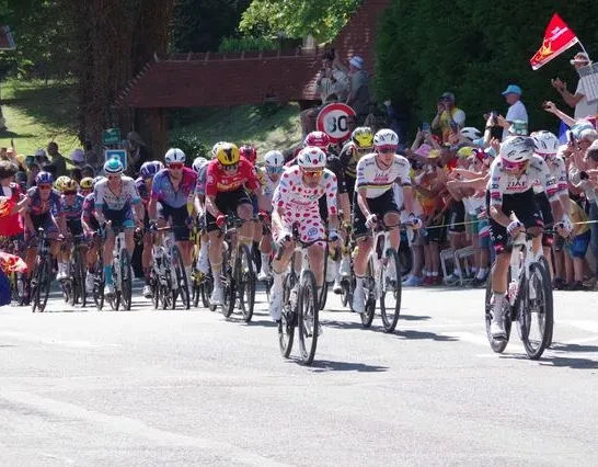 Le peleton en haut de la côte de la Poterie
