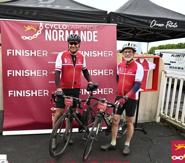 Nos 2 cyclistes à l'arrivée de la randonnée