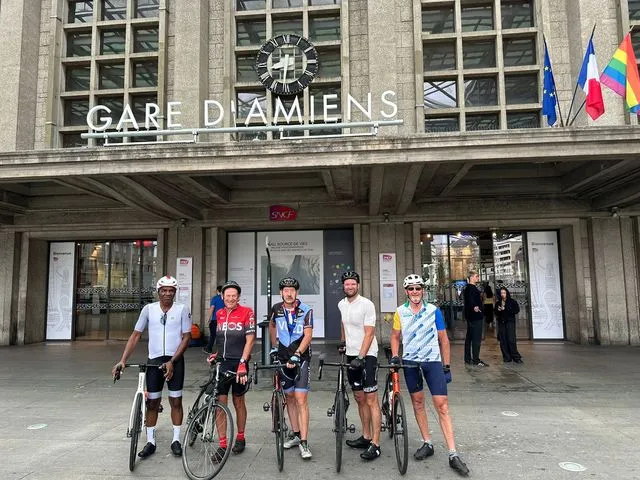 Nos 3 cyclistes avec 2 autres au départ de la Gare d'Amiens 