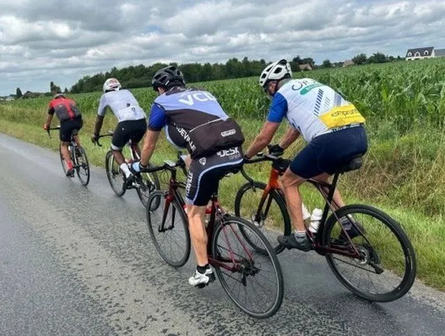 Les cyclistes, partis d'Amiens, en pleine campagne