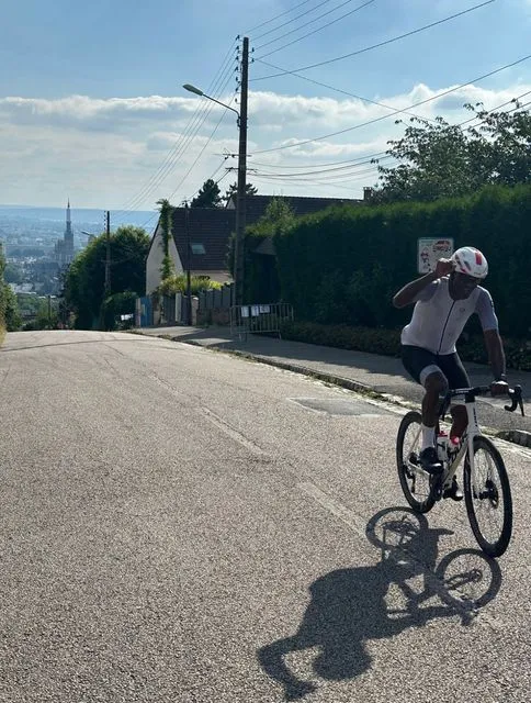 Un de nos cyclistes dans une côte près de Rouen