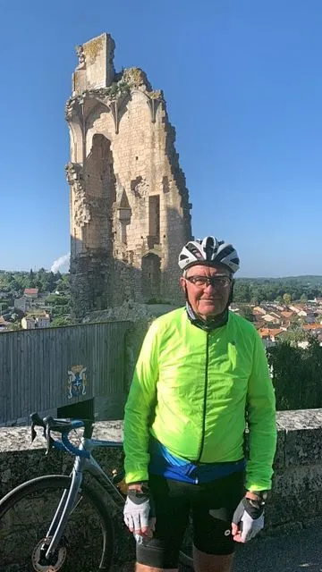Sur la route, notre cycliste devant un piton rocheux